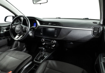 Подержанный автомобиль Kia Rio Hatchback 2021 года (9 фото)
