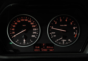 Подержанный автомобиль BMW X1 2015 года (12 фото)