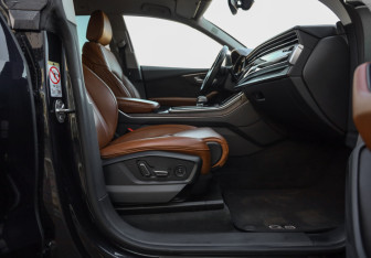 Подержанный автомобиль Audi Q8 2018 года (32 фото)