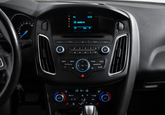Подержанный автомобиль Ford Focus Hatchback 2017 года (16 фото)