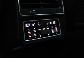 Подержанный автомобиль Audi Q8 2019 года (21 фото)