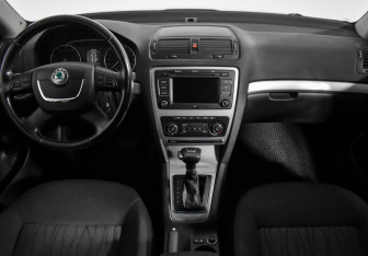 Подержанный автомобиль Skoda Octavia Liftback 2012 года (14 фото)