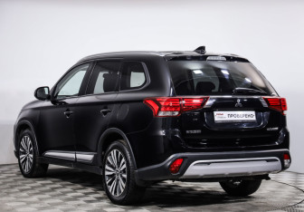 Подержанный автомобиль Mitsubishi Outlander 2019 года (7 фото)