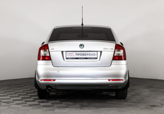 Подержанный автомобиль Skoda Octavia Liftback 2010 года (6 фото)