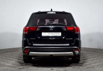 Подержанный автомобиль Mitsubishi Outlander 2017 года (6 фото)