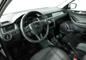 Подержанный автомобиль Skoda Rapid Liftback 2017 года (11 фото)