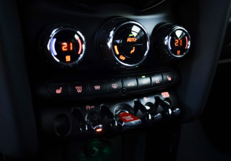 Подержанный автомобиль MINI Hatch 2020 года (21 фото)