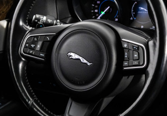 Подержанный автомобиль Jaguar XF Sedan 2016 года (15 фото)