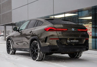 Подержанный автомобиль BMW X6 2021 года (6 фото)