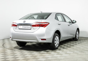 Подержанный автомобиль Toyota Corolla Sedan 2018 года (5 фото)