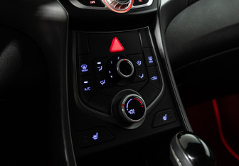 Подержанный автомобиль Hyundai Elantra Sedan 2015 года (17 фото)