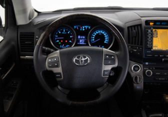 Подержанный автомобиль Toyota Land Cruiser Suv 2011 года (10 фото)