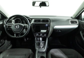 Подержанный автомобиль Volkswagen Jetta Sedan 2017 года (13 фото)