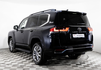 Подержанный автомобиль Toyota Land Cruiser Suv 2021 года (7 фото)