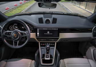 Подержанный автомобиль Porsche Cayenne 2019 года (11 фото)