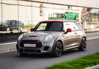 Подержанный автомобиль MINI Hatch 2017 года (3 фото)