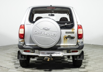 Подержанный автомобиль Chevrolet Niva 2006 года (6 фото)