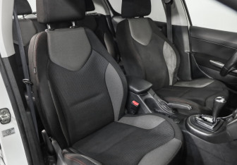 Подержанный автомобиль Peugeot 308 Hatchback 2011 года (18 фото)
