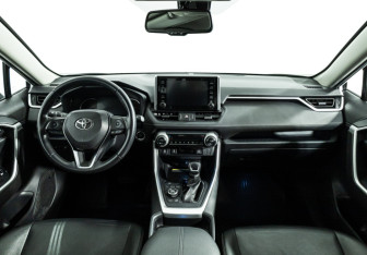 Подержанный автомобиль Toyota RAV4 2020 года (13 фото)