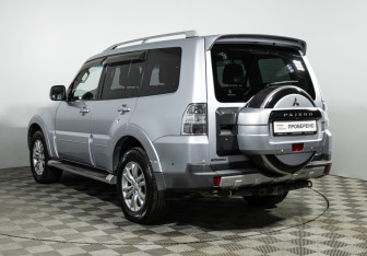 Подержанный автомобиль Mitsubishi Pajero 2008 года (7 фото)