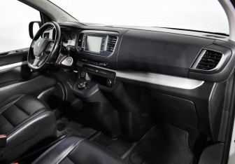 Подержанный автомобиль Peugeot Traveller 2018 года (13 фото)