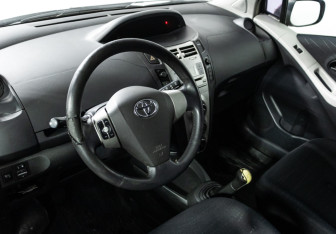 Подержанный автомобиль Toyota Yaris Hatchback 2006 года (11 фото)