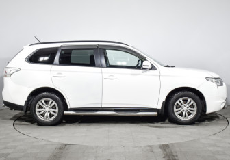 Подержанный автомобиль Mitsubishi Outlander 2014 года (4 фото)