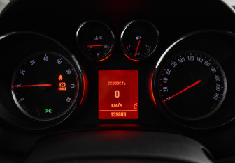 Подержанный автомобиль Opel Astra Hatchback 2011 года (19 фото)