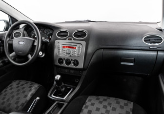 Подержанный автомобиль Ford Focus Hatchback 2006 года (9 фото)