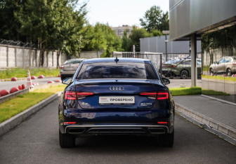Подержанный автомобиль Audi A4 Sedan 2018 года (7 фото)