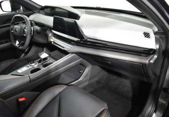 Подержанный автомобиль Changan UNI-V 2023 года (12 фото)