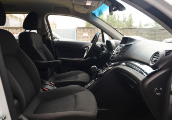 Подержанный автомобиль Chevrolet Orlando 2014 года (21 фото)