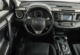 Подержанный автомобиль Toyota RAV4 2014 года (11 фото)