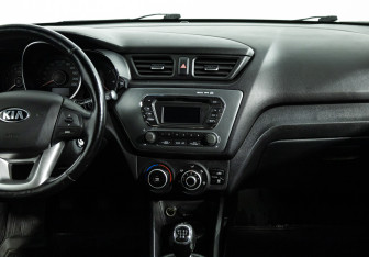 Подержанный автомобиль Kia Rio Hatchback 2014 года (14 фото)