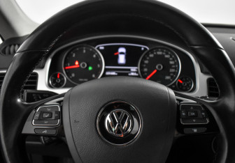 Подержанный автомобиль Volkswagen Touareg 2013 года (19 фото)