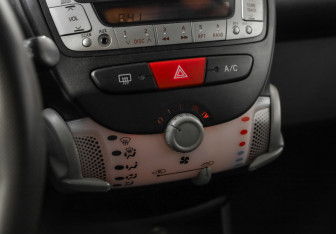 Подержанный автомобиль Peugeot 107 2012 года (13 фото)