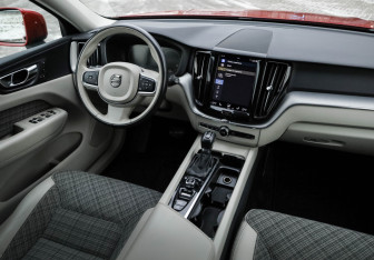 Подержанный автомобиль Volvo XC60 2020 года (10 фото)