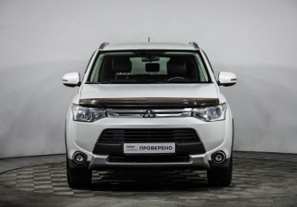 Подержанный автомобиль Mitsubishi Outlander 2014 года (2 фото)