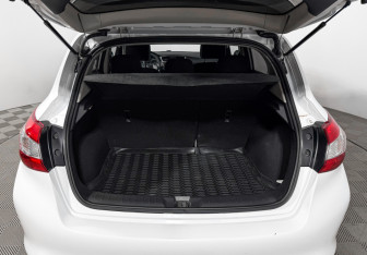 Подержанный автомобиль Nissan Tiida Hatchback 2015 года (19 фото)