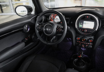 Подержанный автомобиль MINI Hatch 2020 года (10 фото)