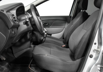 Подержанный автомобиль Renault Sandero 2021 года (10 фото)