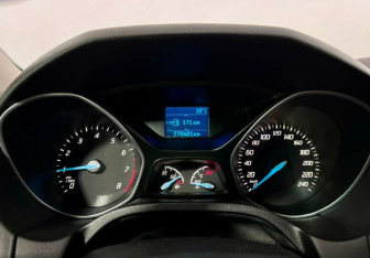 Подержанный автомобиль Ford Focus Sedan 2013 года (10 фото)