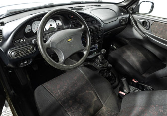Подержанный автомобиль Chevrolet Niva 2006 года (11 фото)
