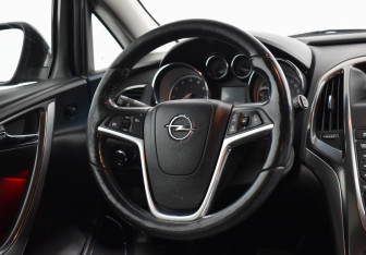 Подержанный автомобиль Opel Astra Wagon 2012 года (14 фото)