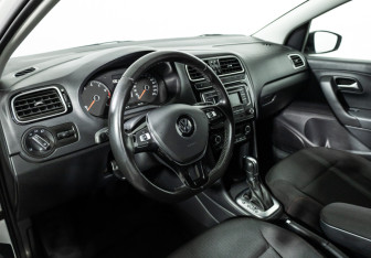 Подержанный автомобиль Volkswagen Polo Sedan 2017 года (11 фото)