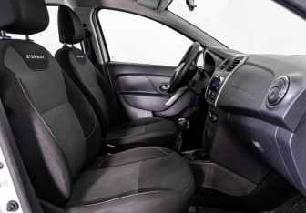 Подержанный автомобиль Renault Sandero 2020 года (17 фото)