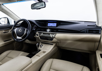 Подержанный автомобиль Lexus ES 2013 года (11 фото)