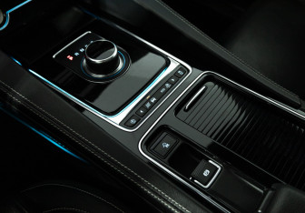 Подержанный автомобиль Jaguar F-Pace 2019 года (19 фото)