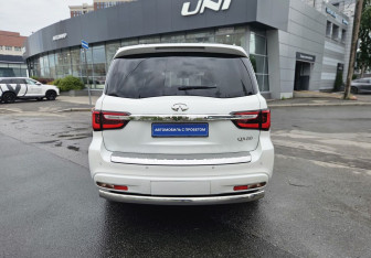 Подержанный автомобиль Infiniti QX80 2018 года (5 фото)