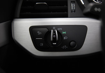 Подержанный автомобиль Audi A4 Sedan 2017 года (15 фото)